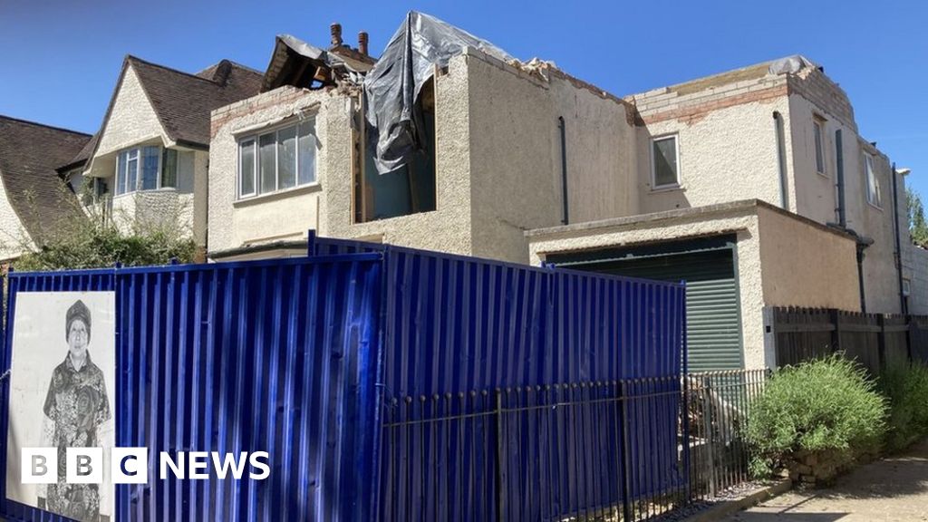 Leicester house was damaged in building row, owner claims - BBC News