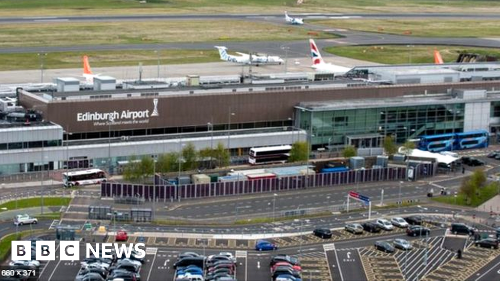 Edinburgh Airport passengers down for first time since 2018