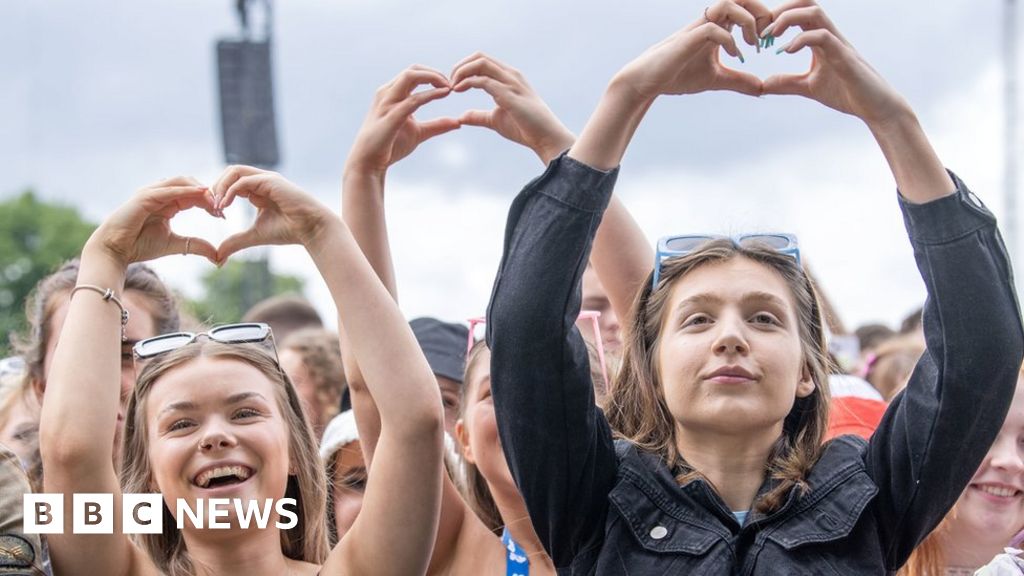 Thousands flock to Glasgow for TRNSMT festival – BBC News