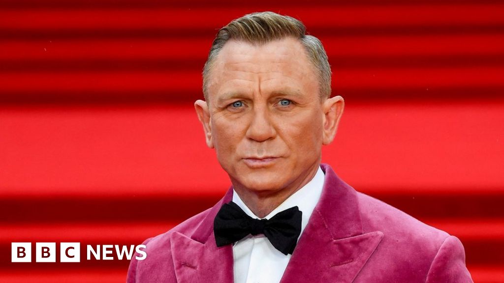 James Bond: Duo were 'privileged' to renew 007 story - BBC News