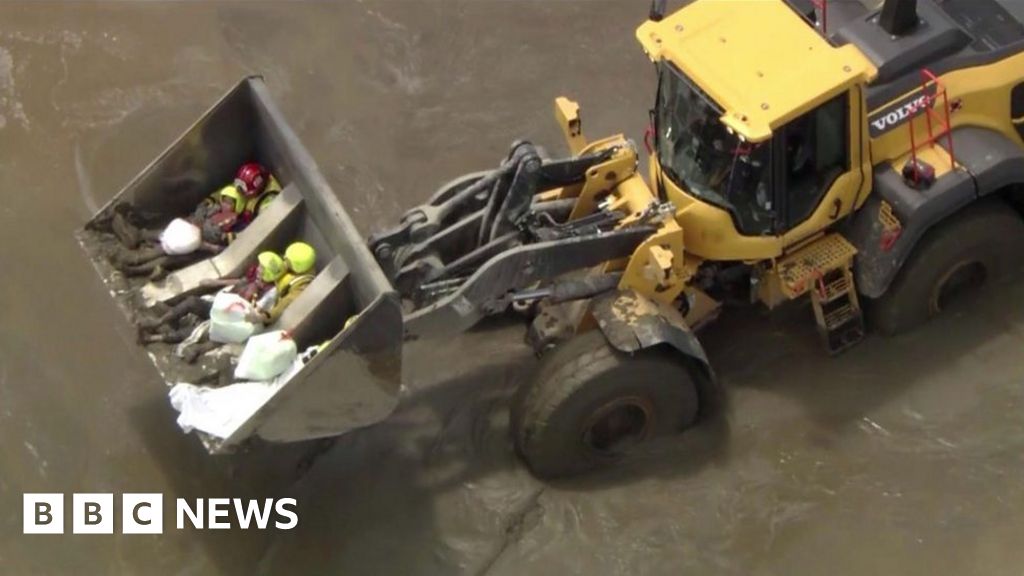 Storm Hilary: Front loader scoops up flood victims in Coachella Valley