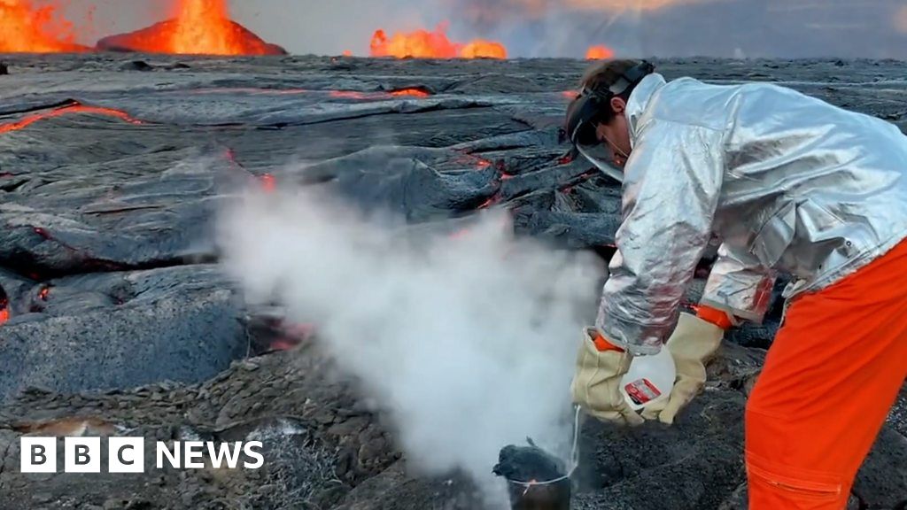 Geologists sample lava from Kilauea as it erupts - BBC News