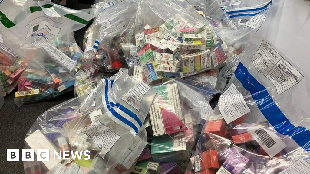 In pictures: Discarded drug baggies - BBC News