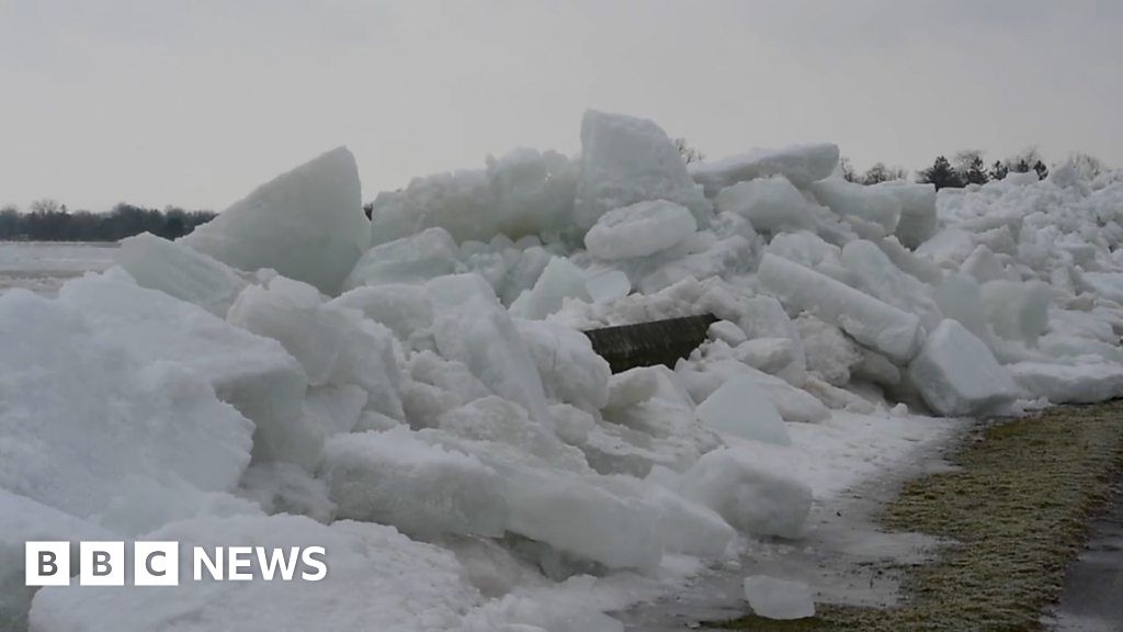 Strong winds cause 'ice wave' in Fort Erie, Canada
