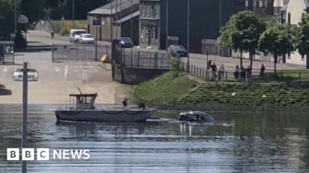 Renfrew Ferry skipper pulls woman from river after car plunge thumbnail
