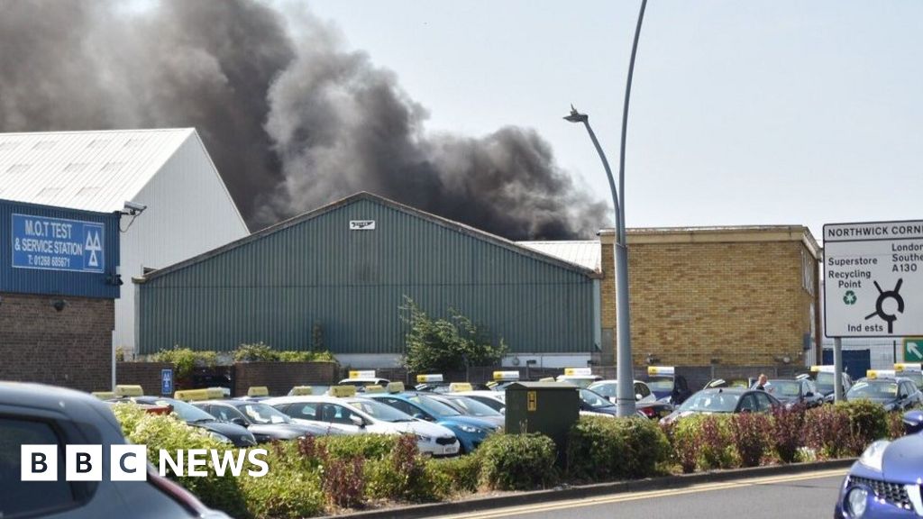 Canvey Island fire: Reports of 'explosion' at industrial unit - BBC News