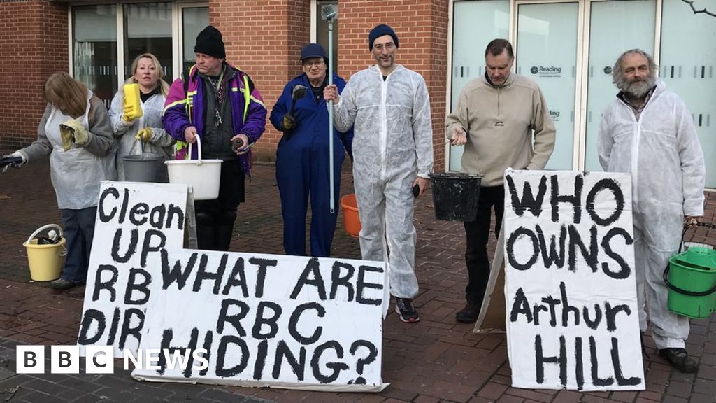 Reading Pool Campaigners Stage Window Washing Protest Bbc News