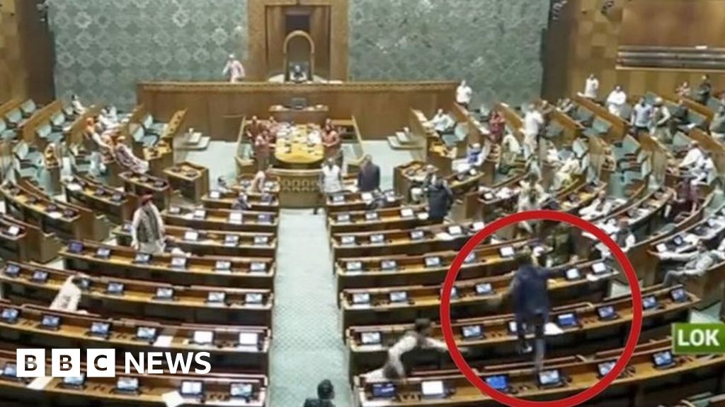 Парламентът на Индия стана свидетел на хаос сцени след като