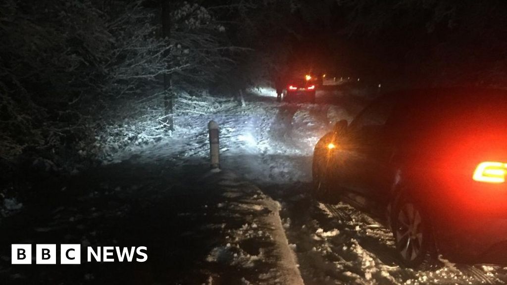 South East snow Army cadets help cars stuck in the snow BBC News