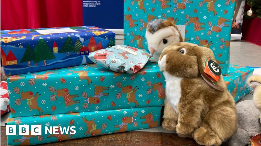 Ipswich: Volunteers in Christmas gift wrapathon for Ukraine children