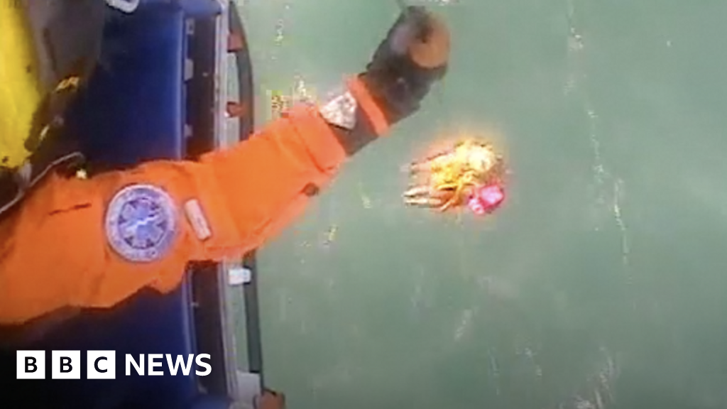 Fistral Beach swimmer's pink hat aids coastguard rescue