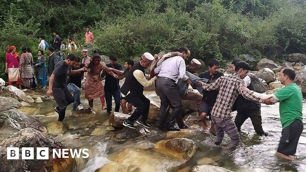 More than 40 die as India bus plunges into gorge