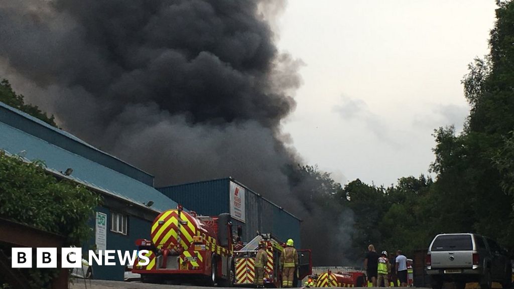 Pontypridd fire: Investigation to start after large blaze - BBC News