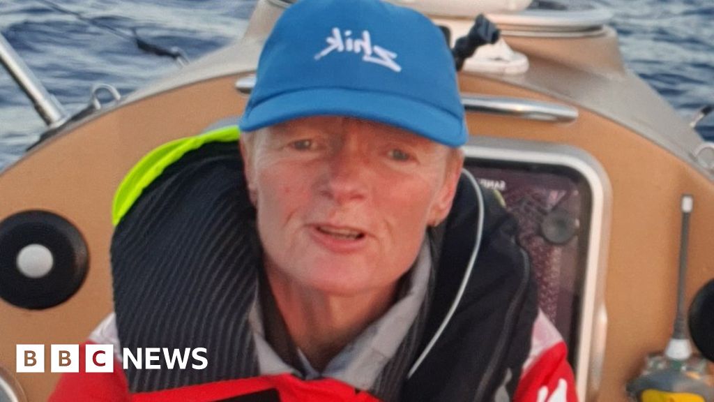 Parkinson's rower Liz Dennett forced to end transatlantic bid - BBC News