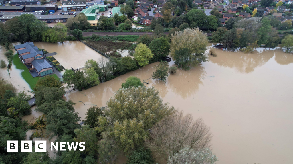 Major incident in Suffolk stood down after flooding 