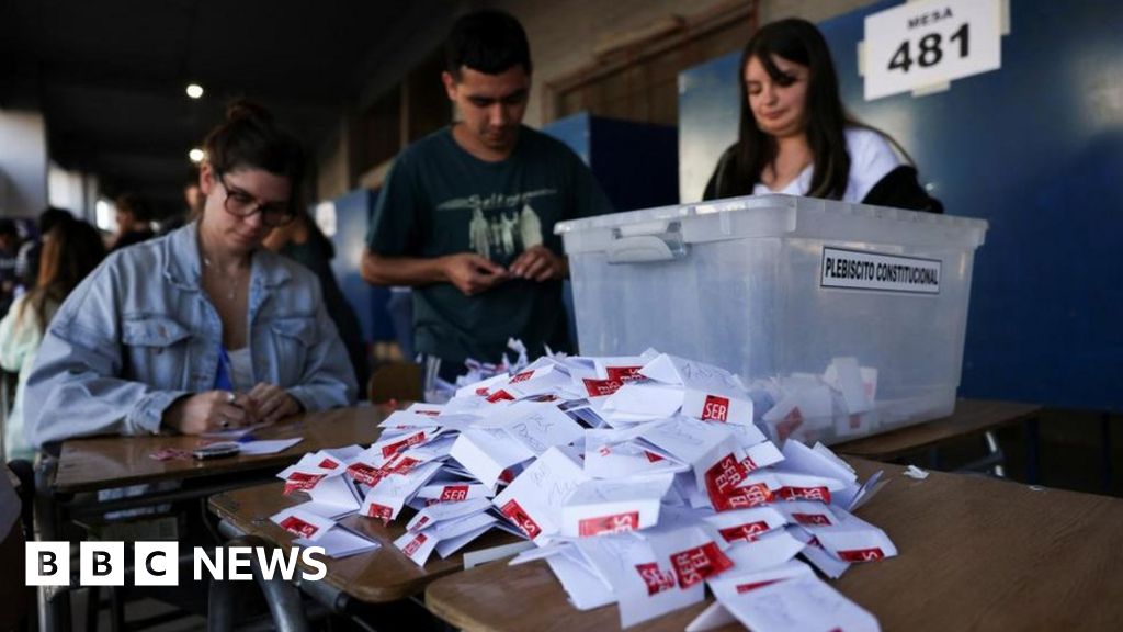 Los chilenos votan para no reemplazar la constitución de la era Pinochet