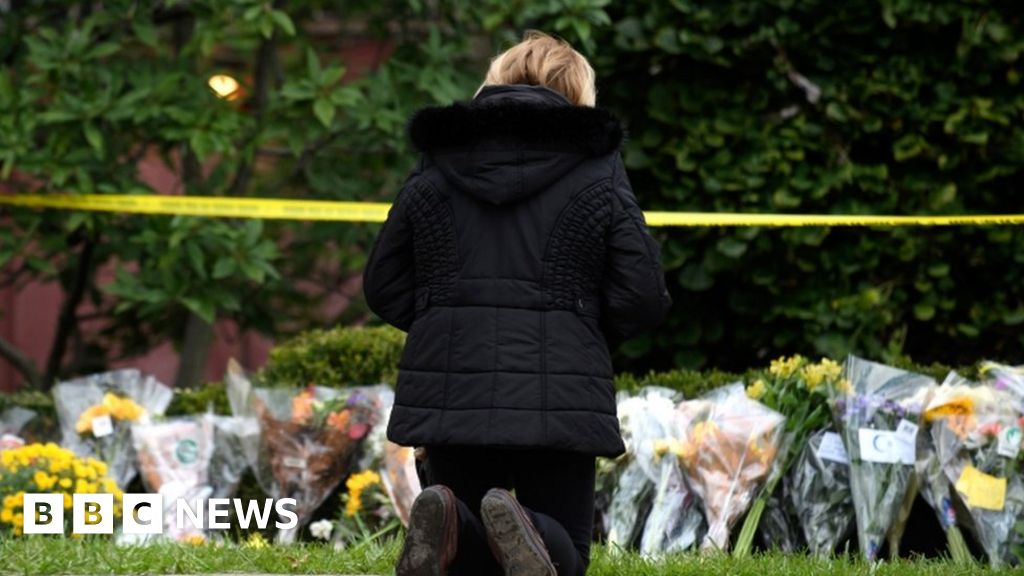 Pittsburgh shooting: Squirrel Hill mourns its dead - BBC News
