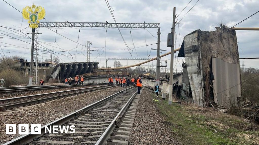 Русия: Един загинал при срутване на мост върху железопътни релси