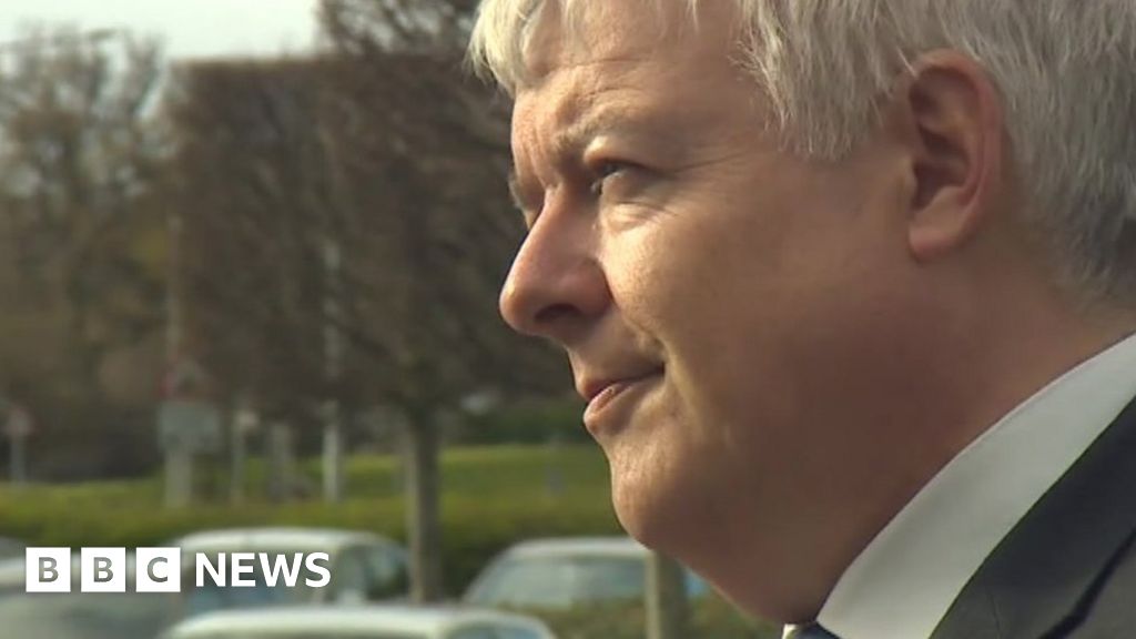 Carwyn Jones 'not Attracted' To Means-testing Tuition Fee Grants - BBC News