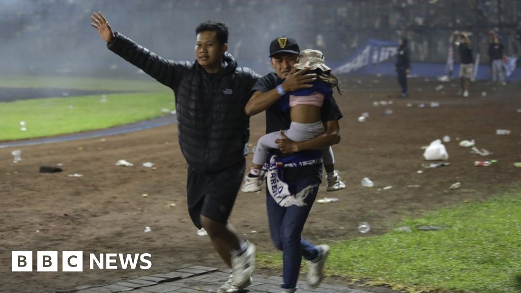 Indonesia football crush: How the disaster unfolded - BBC