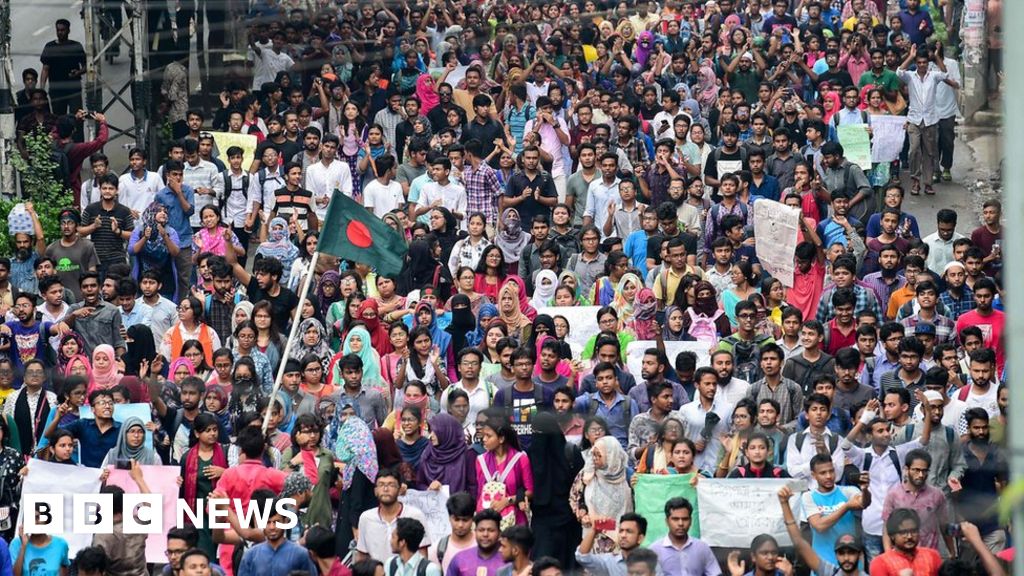 Bangladesh protests: How dangerous are the roads? - BBC News