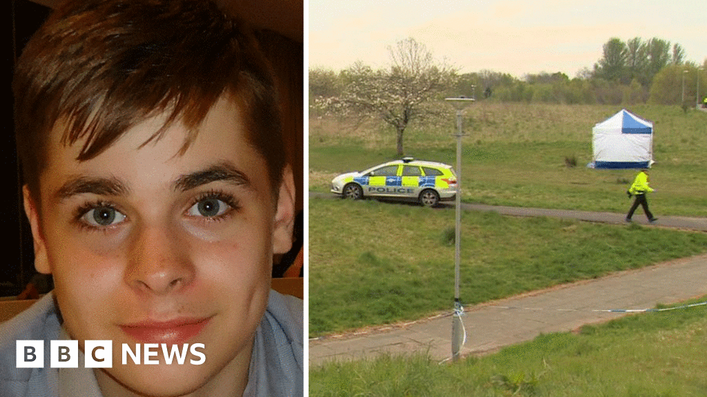 Body found in Erskine field was 16-year-old boy - BBC News