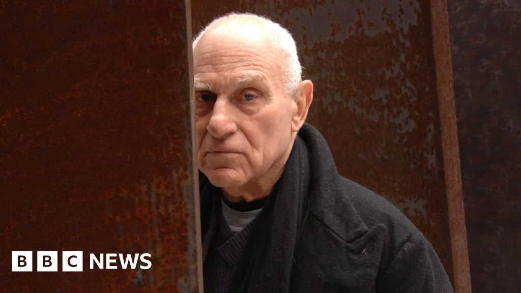 Richard Serra, de beeldhouwer die massieve metalen muren in ‘poëtische’ kunst veranderde, is op 85-jarige leeftijd overleden