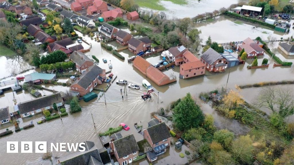 Fishlake flooding: Fears for village as more rain due - BBC News