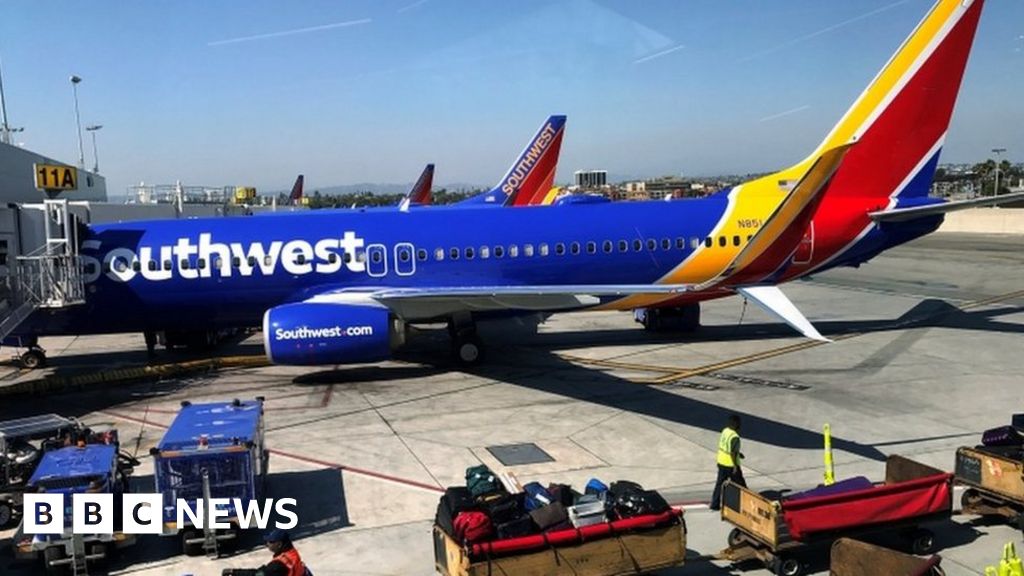 US passenger 'tried to open door' mid-flight to Houston - BBC News