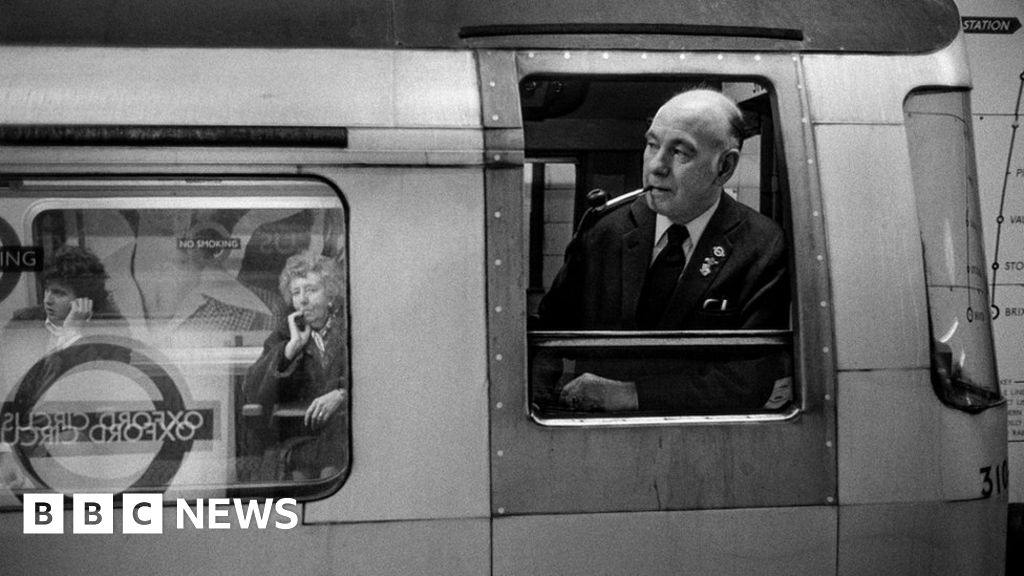 A couple kiss at Holborn, 1978