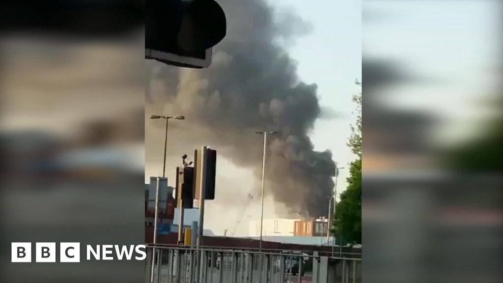 Portsmouth Dockyard Fire: Video Captures Blaze - BBC News