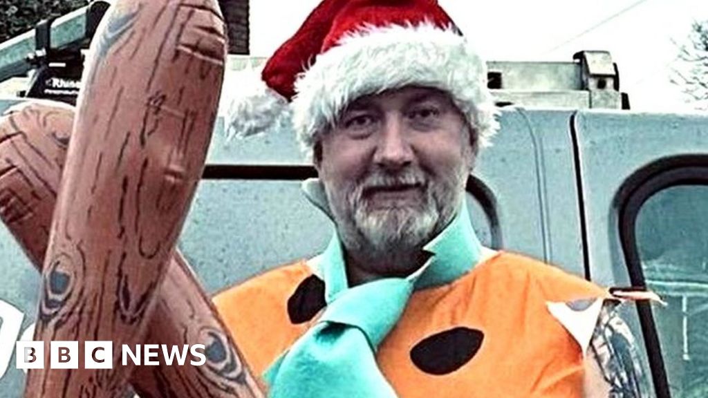 Lowestoft Christmas swimmer breaks leg in 'freak accident' BBC News