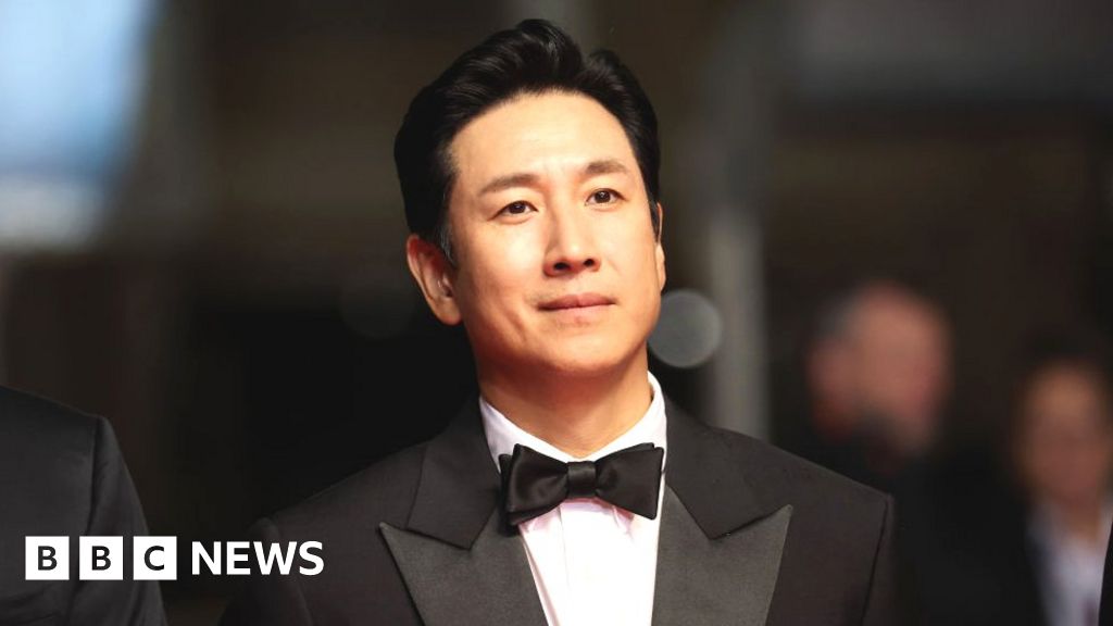 Семейството на южнокорейската звезда Lee Sun kyun се сбогува с него