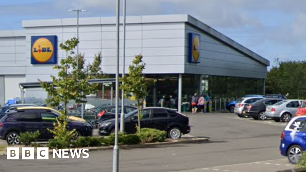 Merthyr: Robber douses Lidl staff and customers in fuel 