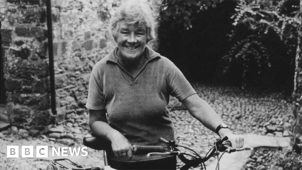 Dervla Murphy: Irish travel writer dies aged 90
