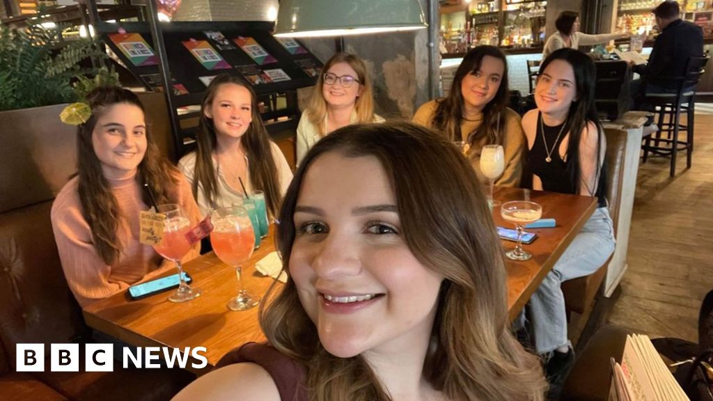 First meetup after woman's Facebook appeal for friends - BBC News