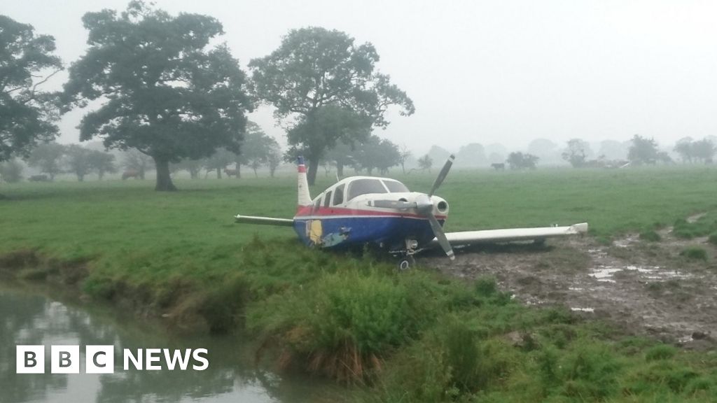 Pilot crash lands aircraft by North Yorkshire river - BBC News