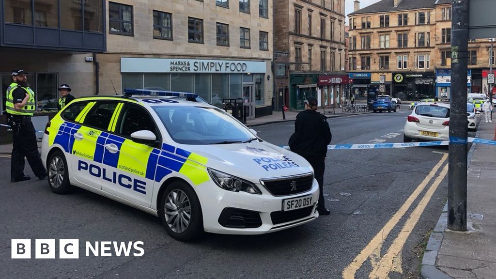Man seriously injured in Glasgow street attack