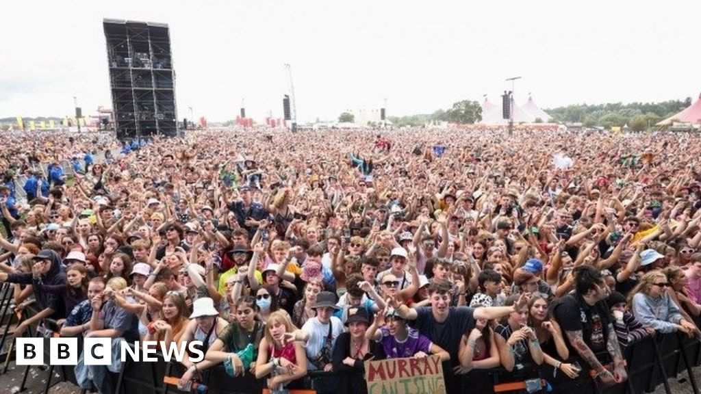 Reading festival: Woman, 20, dies in hospital