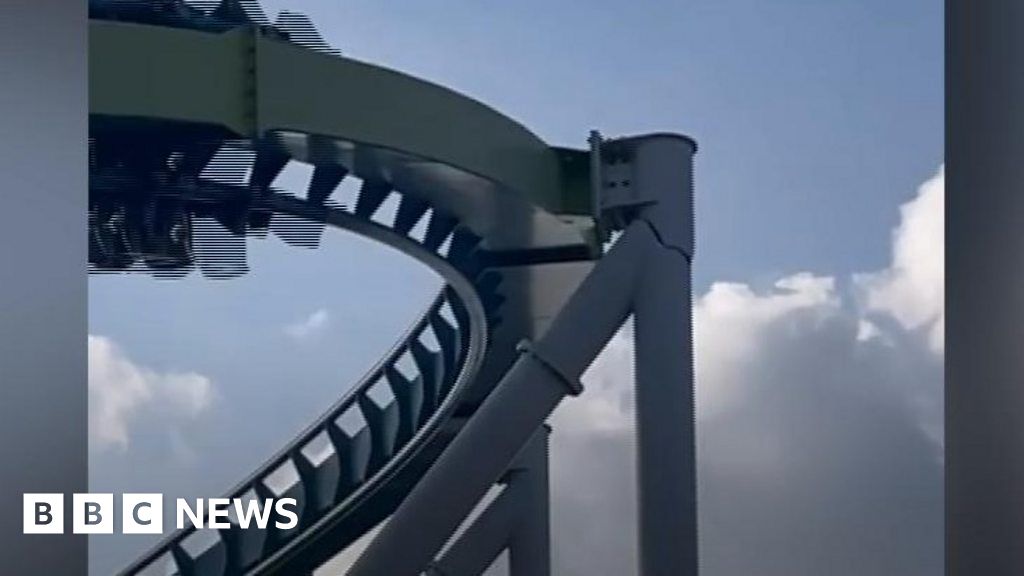 Crack in rollercoaster caught on camera