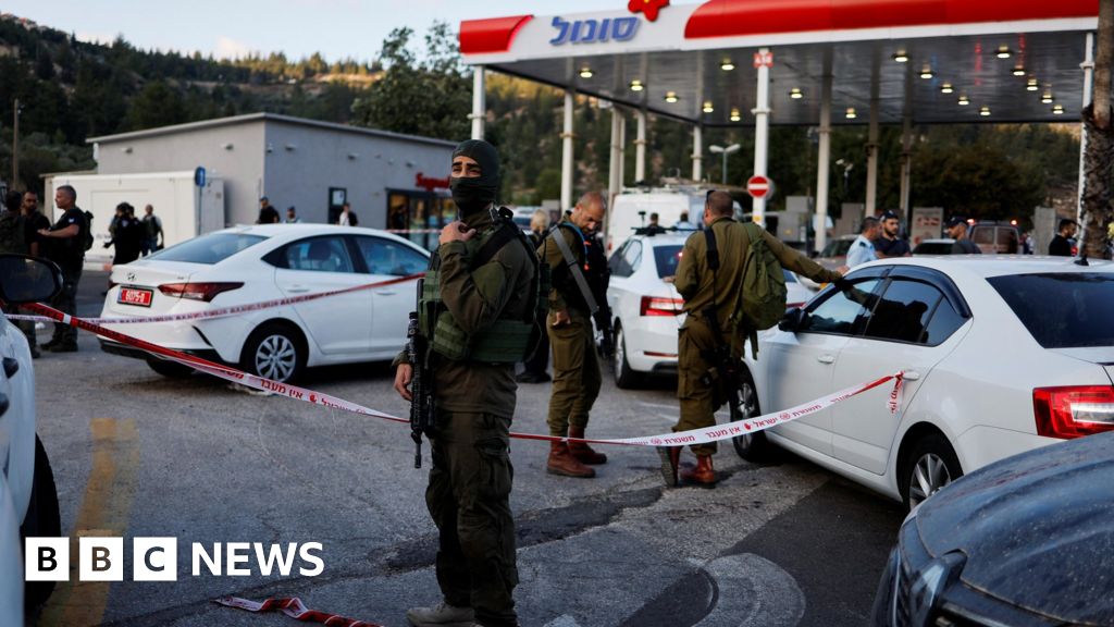 Four Israelis killed by Palestinian gunmen near West Bank settlement