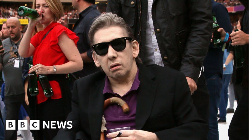 Music stars help Shane MacGowan mark his 60th - BBC News