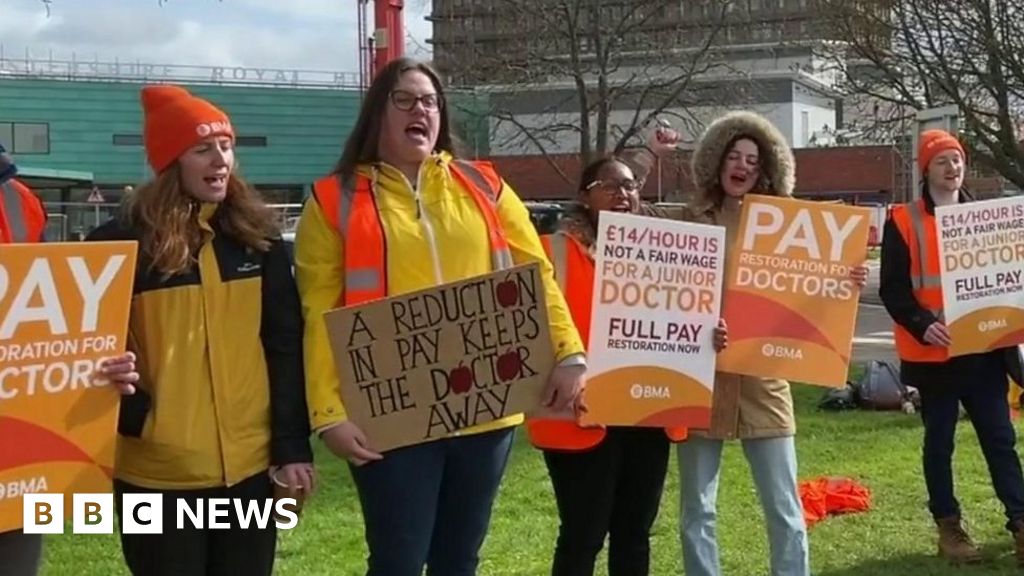 Singing strikers on the junior doctors’ picket lines