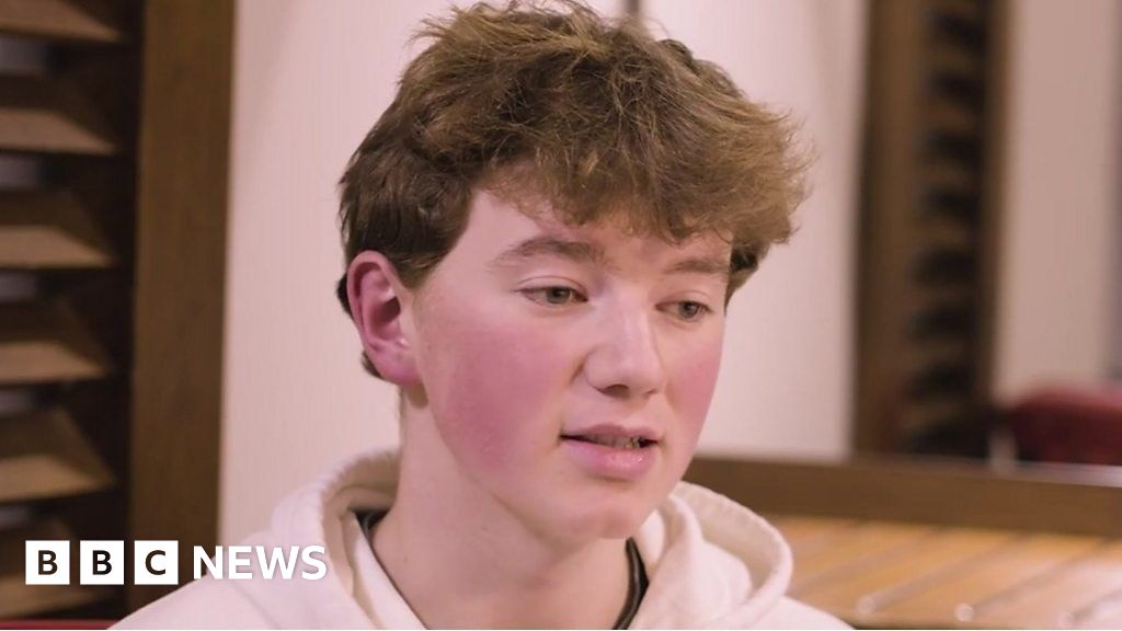 Interview met Alex Batty: De tiener vertelde The Sun dat hij loog over het weglopen om zijn moeder te beschermen