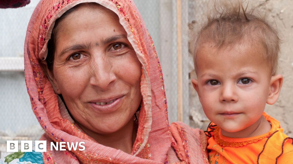 Afghan mothers' names to be included on children's ID cards - BBC News