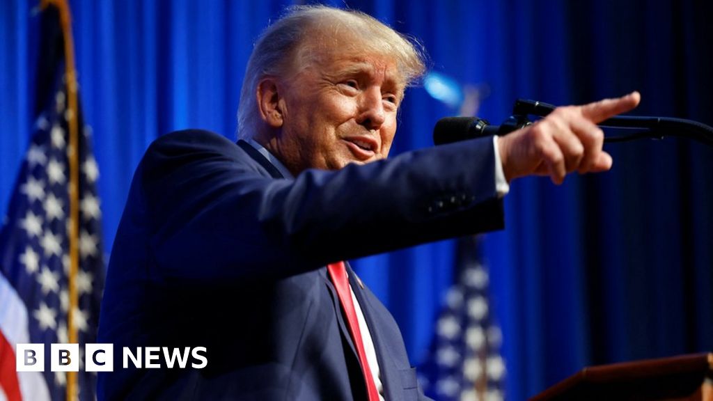 Trump heads to Florida ahead of court appearance