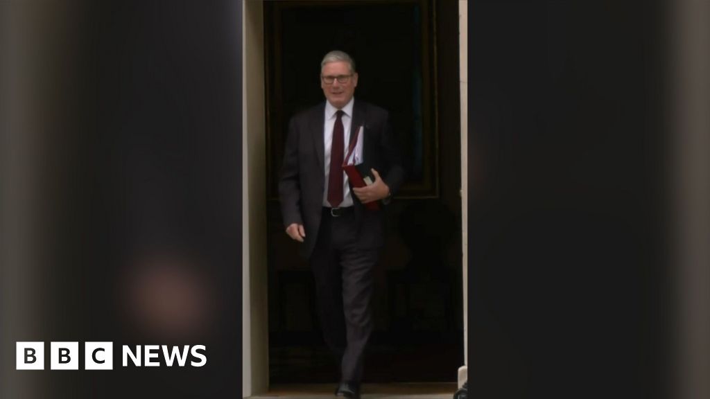 Starmer leaves No 10 as he heads to PMQs
