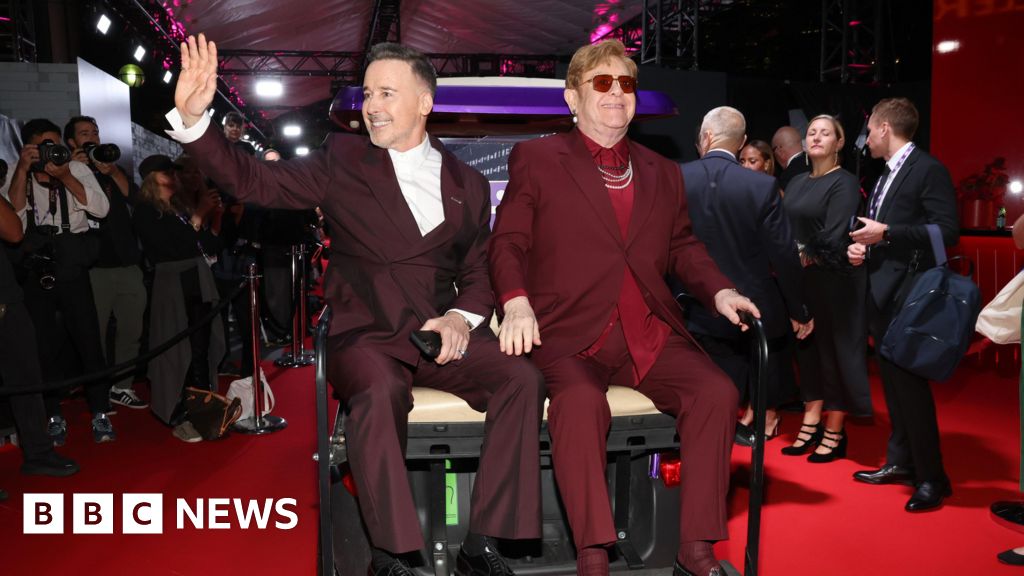 Elton John makes first appearance since revealing limited vision