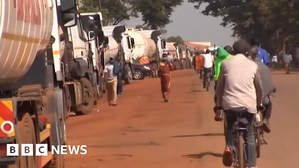 Coronavirus Tailbacks at KenyaUganda border over testing