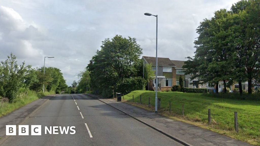 Pedestrian dies after being hit by car in Glasgow - BBC News